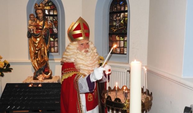 <p>Sinterklaas steekt een kaarsje aan voor alle zieken.</p>