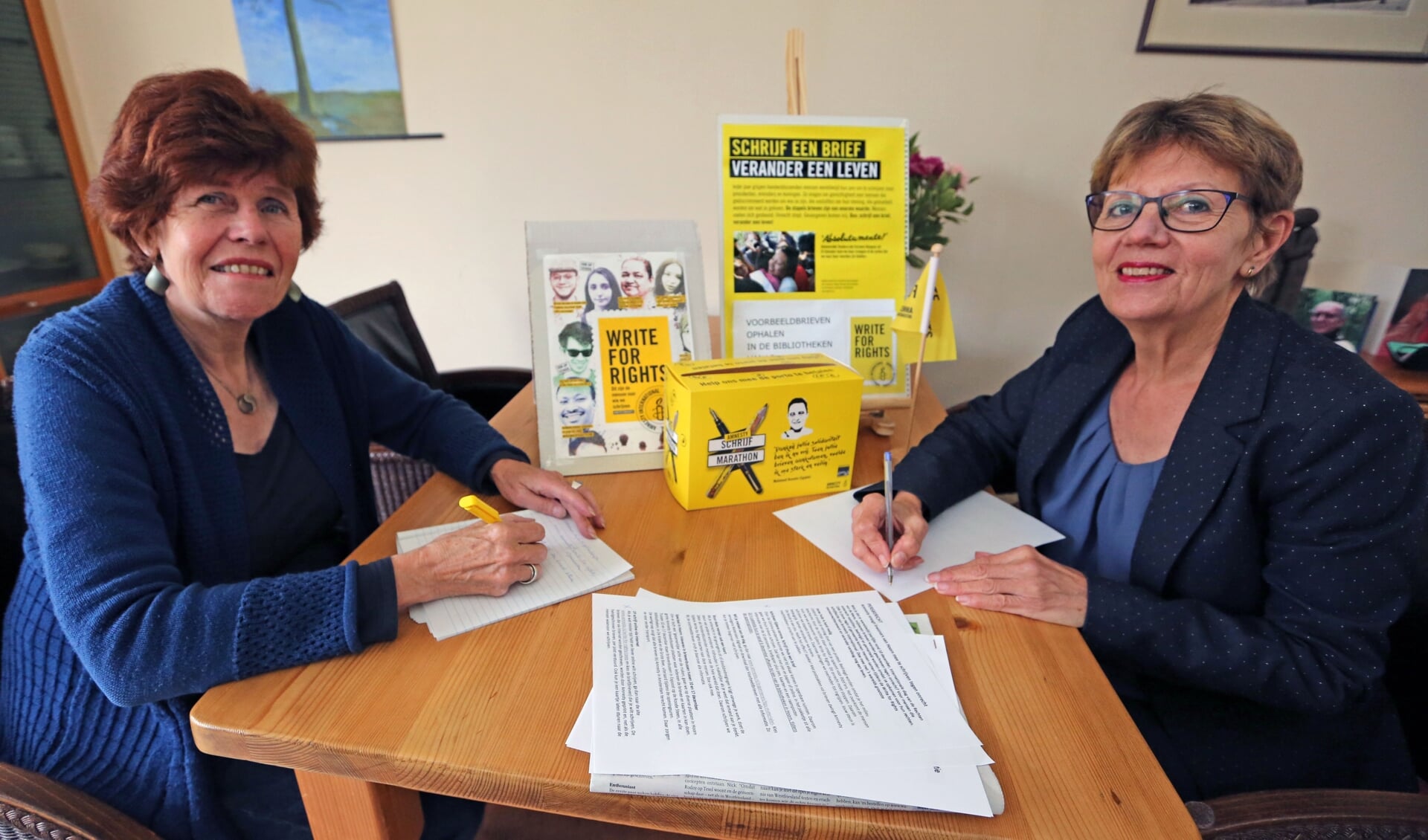 Frieda de Haas (l) en Yvonne Blom van de Amnesty-werkgroep Hoorn.