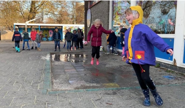 Groep 3 doet een poging om de beste plassenstampers van Nederland te worden.