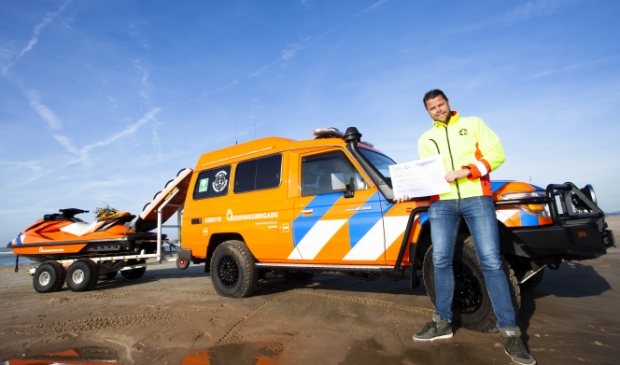 Ron Zentveld van de Egmondse Reddingsbrigade toont trots de cheque van Rabo Clubsupport.