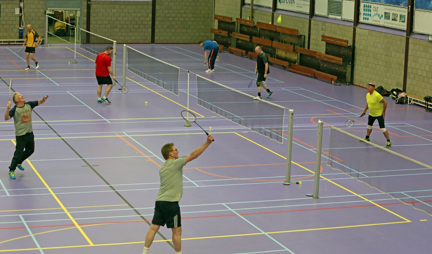 Iedere maandagavond gezellig badmintonnen in de Deimoshal.
