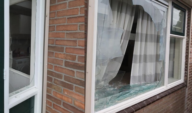 <p>Drie ramen sneuvelden er door zwaar vuurwerk.</p>