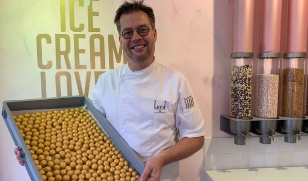 <p>De vele marsepeinen kerstballen bij Patisserie Leek.</p>