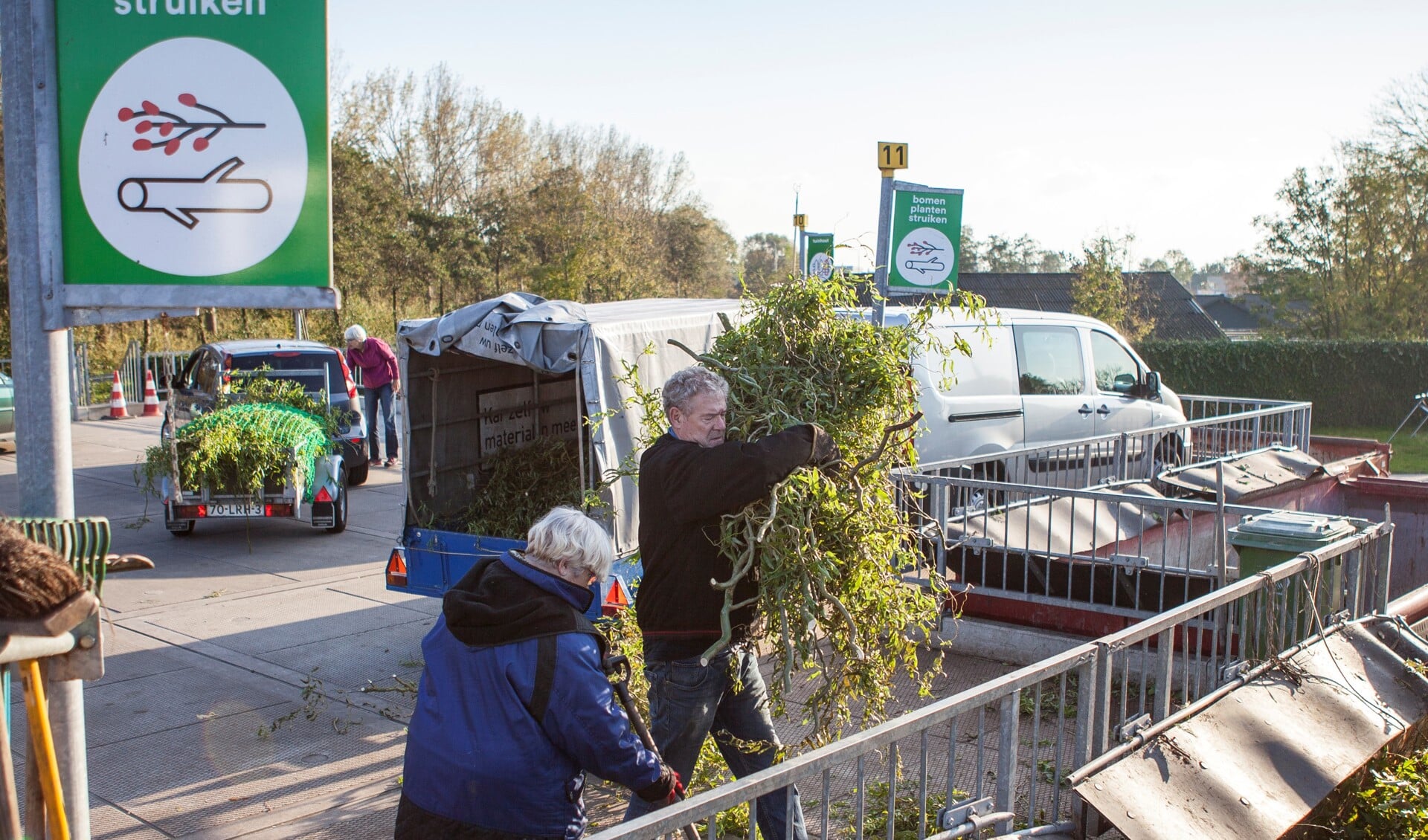 Tijdens de ‘onbemande’ openingsuren kunnen inwoners snoeiafval, puin en grond kwijt. 