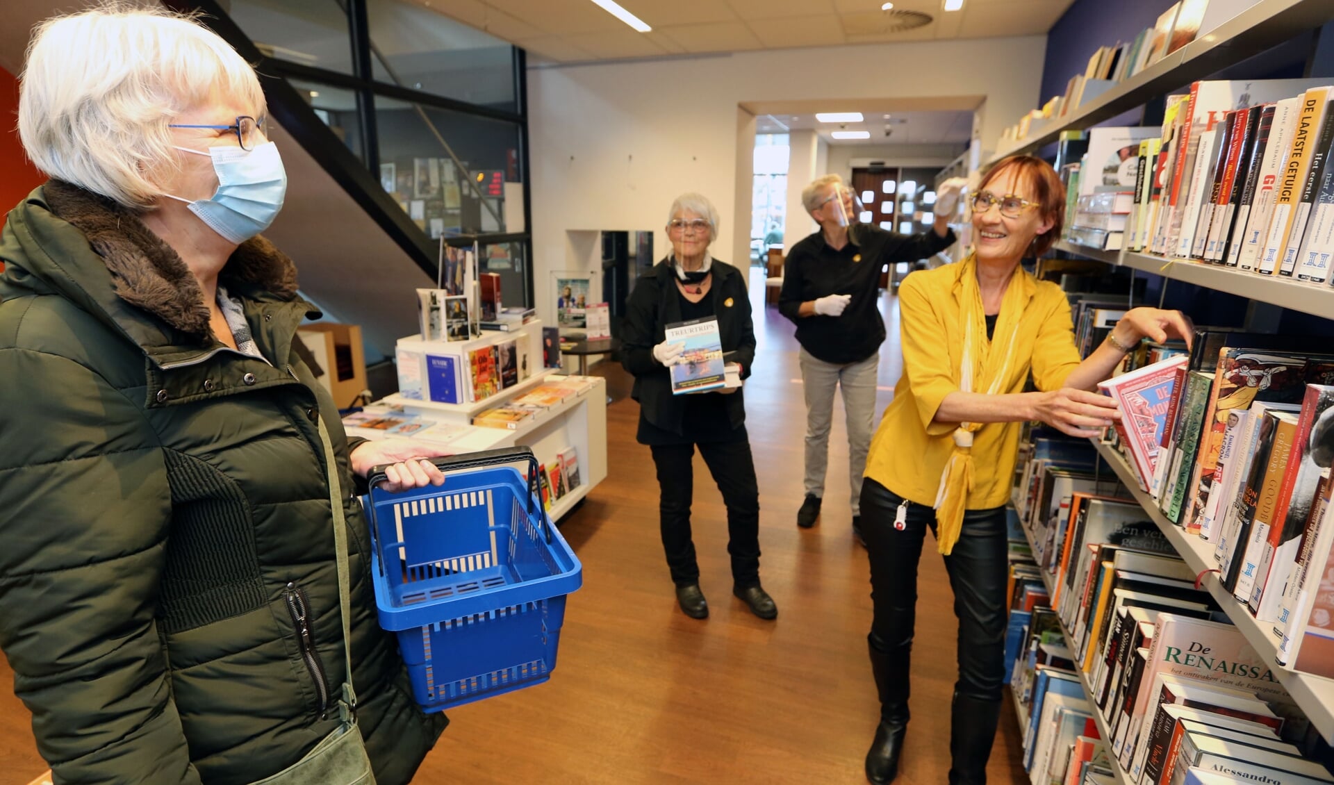 Vestigingscoördinator Karin Tacx (met gele blouse) is blij dat ze weer bezoekers mag ontvangen in de bibliotheek Schagen.