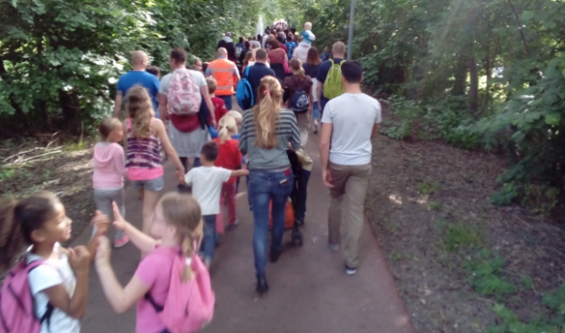 <p>Zo'n duizend kinderen en volwassenen nemen deel aan de Avondvierdaagse in Juliiandorp.</p>
