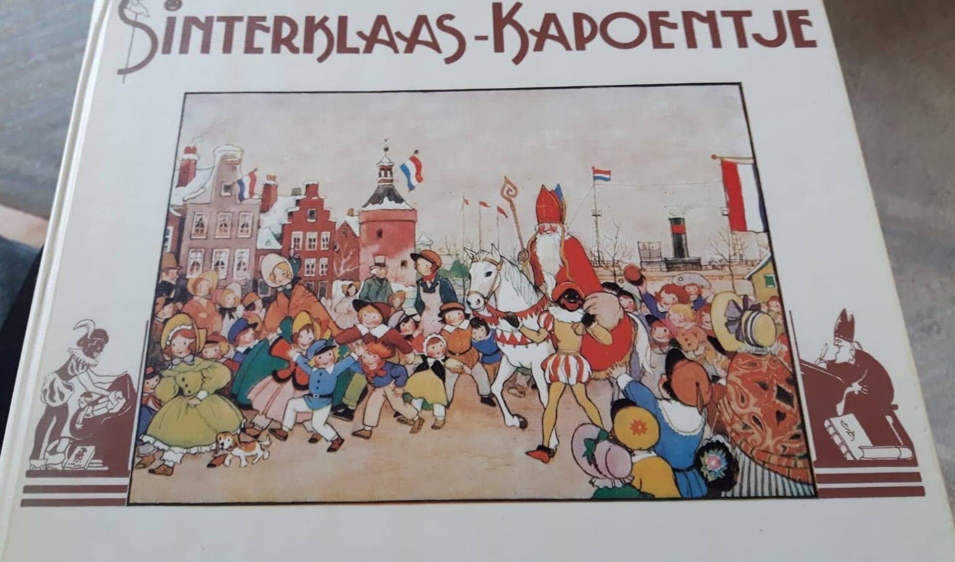 Oud exemplaar van Sinterklaasboek op rijm waar kinderen in de zak worden gestopt.