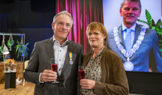 <p>Collegevoorzitter Hans Snijders ontvangt de ridderorde in de Orde van Oranje-Nassau tijdens zijn online afscheidsreceptie van het Nova College.</p>