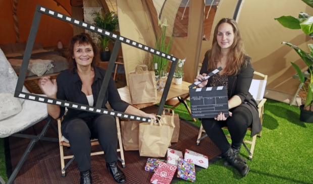 <p>Sandra Boorsma (l) en Kelly Vriend van de Sinterklaascommissie Zwaag.</p>