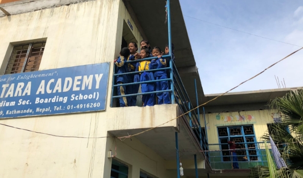 Straatkinderen van Kathmandu hebben al maanden geen les meer in school.