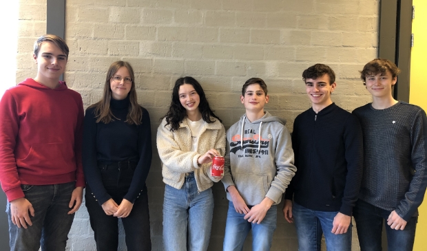 Dave Stevens, Marissa van Ooijen, Anoï Koster, Rafael van ’t Veer, Berno Eijck en Matthijs Perabo (v.l.n.r.) vormen het CanSat team van het Bertrand Russel College.