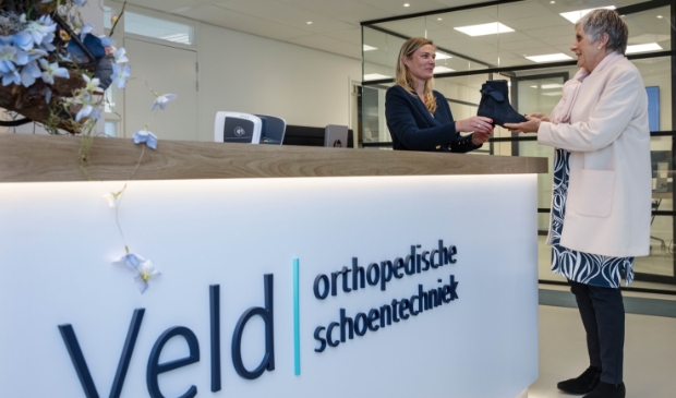 <p>ALKMAAR - De orthopedische schoenen - overhandigd door Joyce - bij Veld Orthopedie. </p>