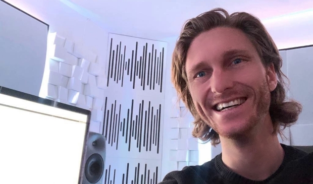 <p>Michel vanuit de studio: ''Muziek (maken) is een belangrijk medicijn in deze tijd''</p>