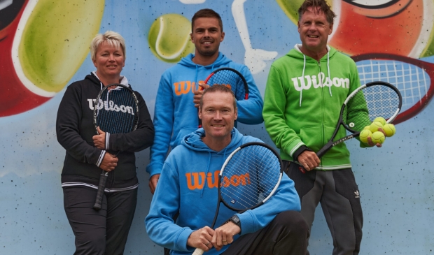 <p>De tennis en padeltrainers bij TPC Heiloo. Op de foto ontbreken Wesley Geerts en Lex de Jong.</p>