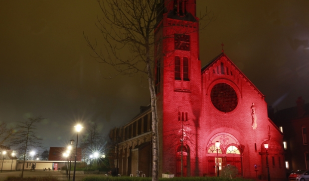 Heilig Hart-kerk baadt in rood licht.