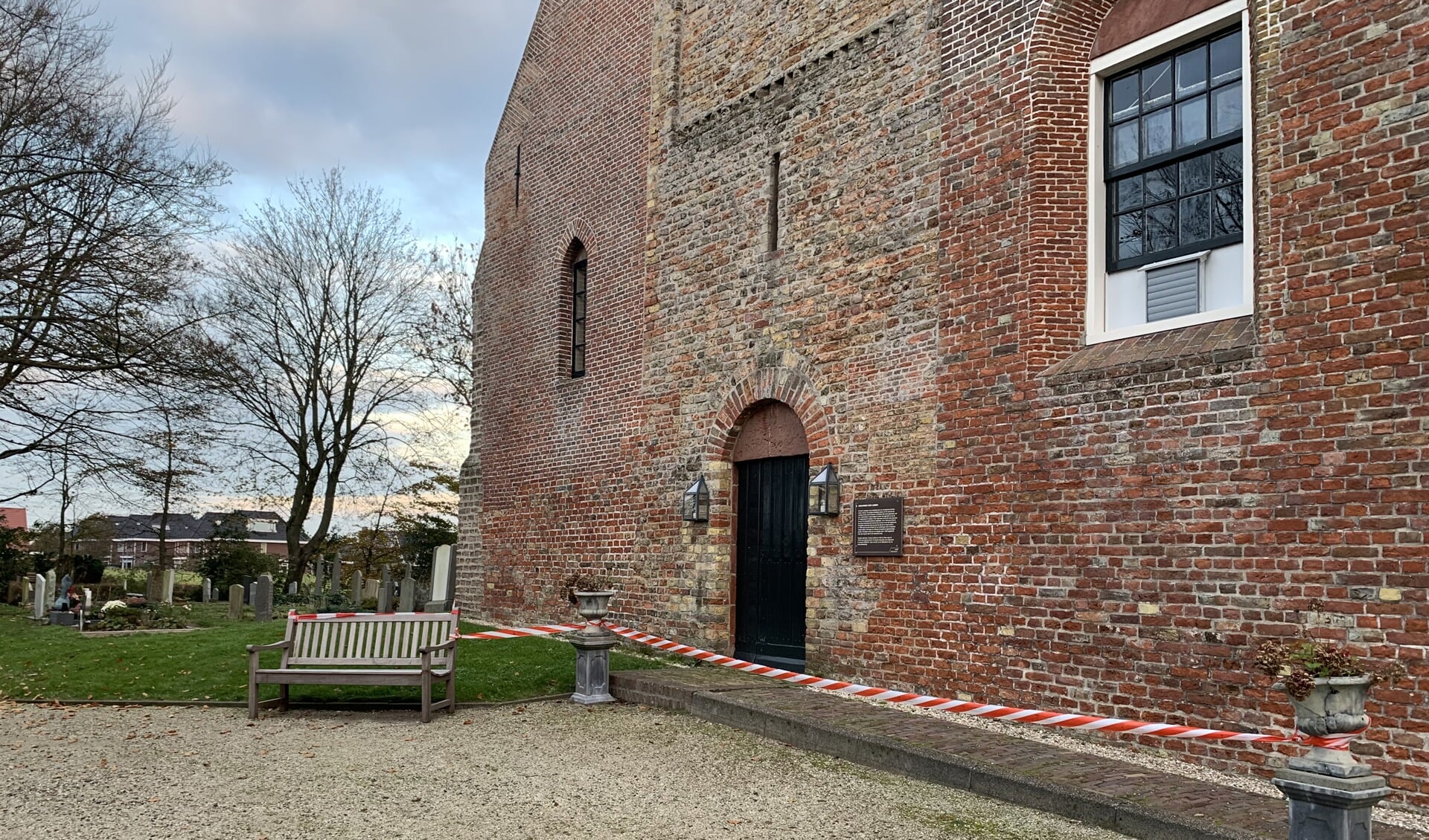 Het lijkt alsof het is gesloten, maar de deur van de kerk staat zondag open.