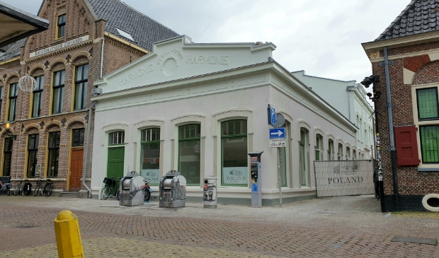 <p>Prachtig gerestaureerd pand, met lelijke bakken ervoor. De gemeente onderzoekt de mogelijkheden om de containers te verplaatsen.</p>
