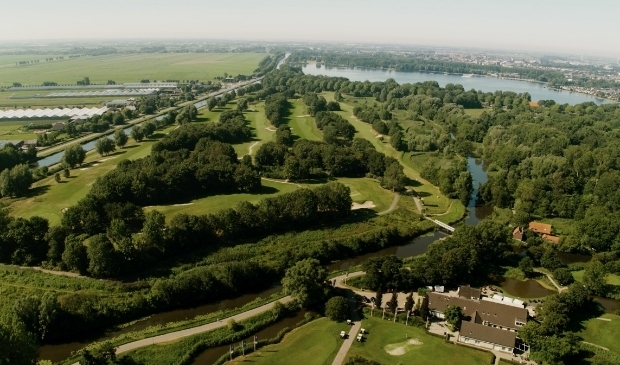 <p>Het complex van Golfclub Zeegersloot ligt er fantastisch bij. Foto: Jaap Molenaar</p>