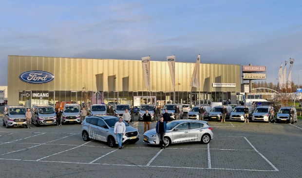 <p>De levering van de nieuwe Ford bedrijfswagens. De OM Bouwgroep rijdt nu met veertien Fords rond.</p>