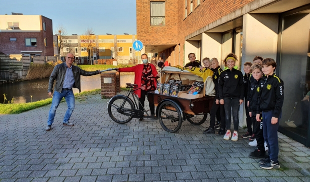 <p>100-jarig VV Nieuwe Niedorp en sponsor W&Z schenken 150 traktaties aan Woonzorggroep Samen.</p>