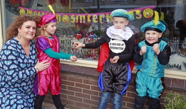 <p>Soraya met dochtertje Chiara, samen met Vigo en Dani bij een mooi versierd huis op de Schoener in Hoorn.</p>