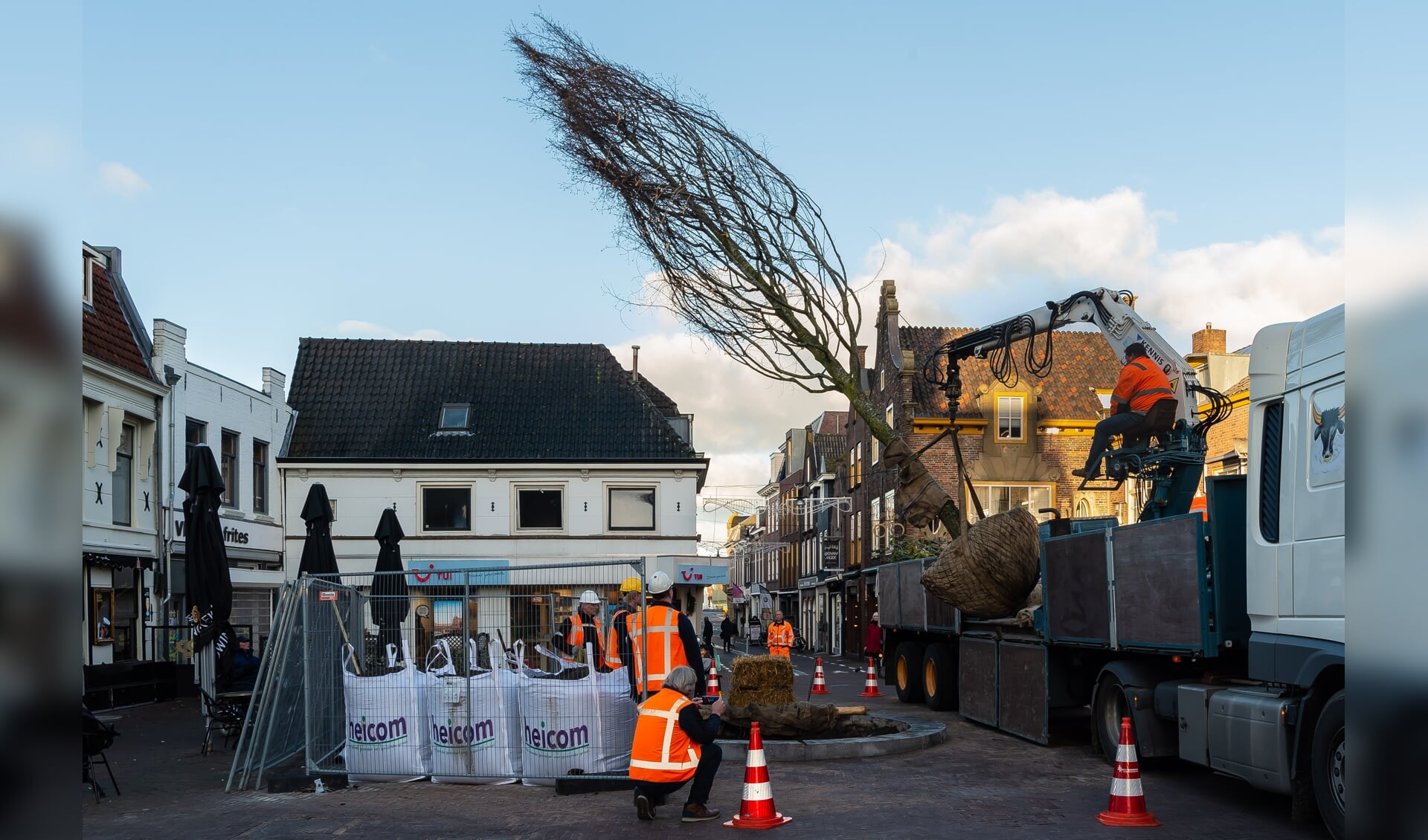 De beuk wordt vanaf de vrachtwagen op de plek getild.