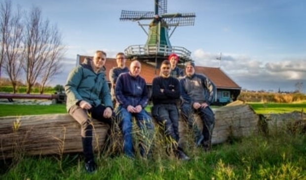 <p pstyle="ONDERSCHRIFT">Paul Klomp (links) met het bouwteam.</p>