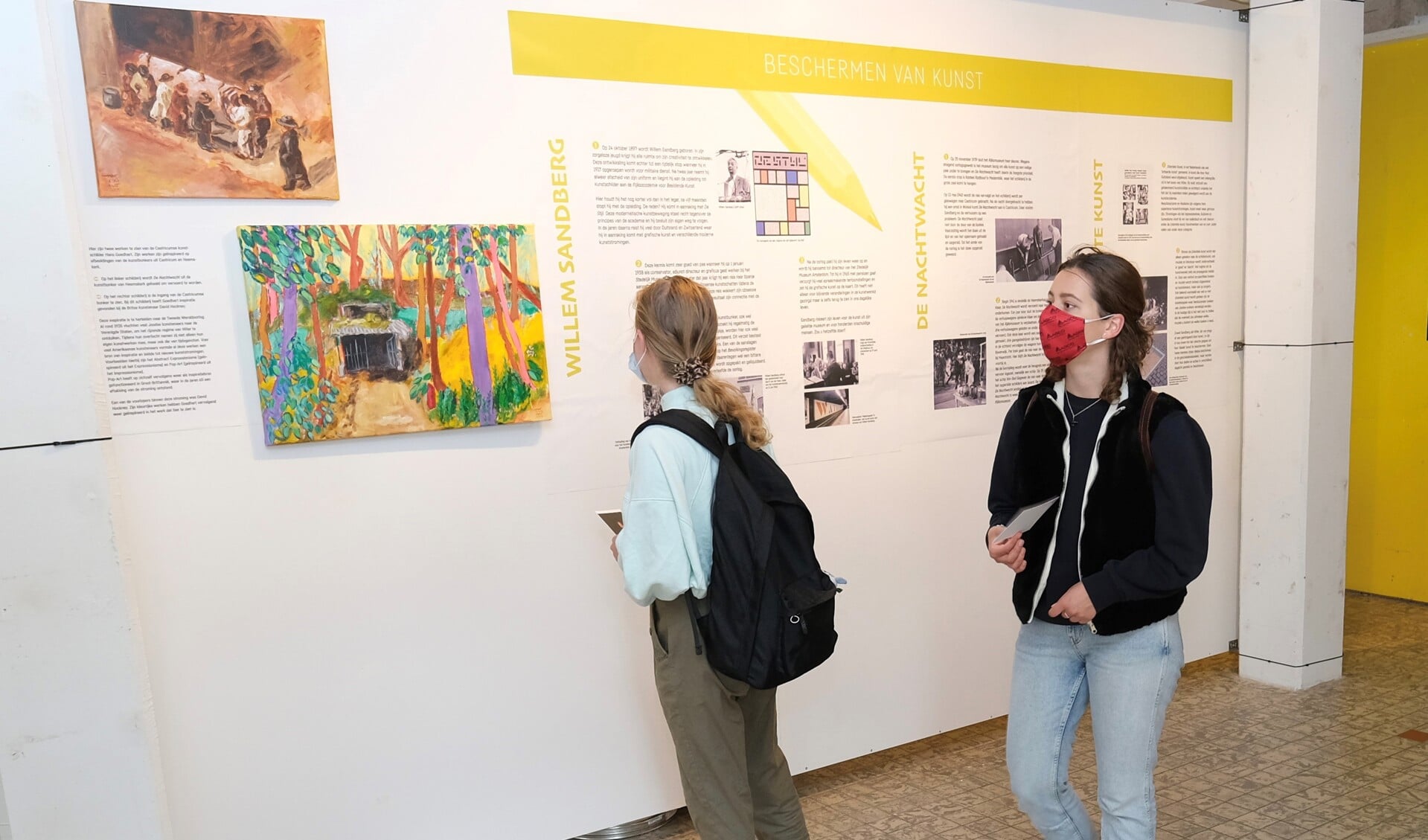 Bezoekers lezen informatie over Kunstbunker in de Pop-up tentoonstelling.