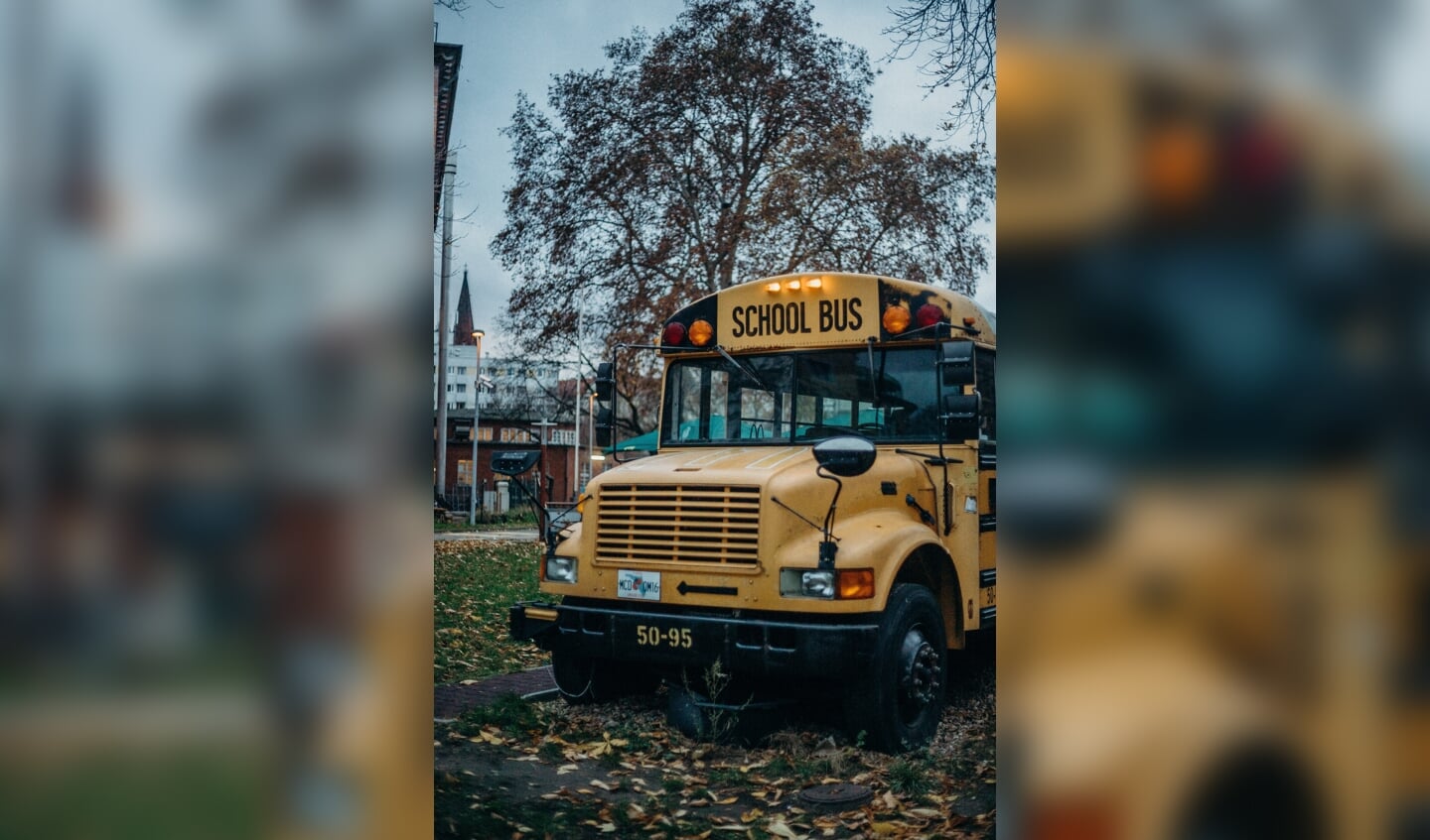Sinterklaas bezoekt Schalkwijk met gele schoolbus.