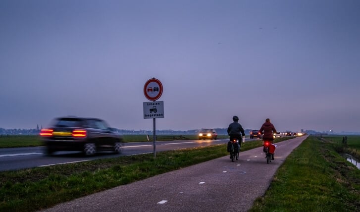 Het fietspad loopt pal naast de Provincialeweg. Na een crash belanden voertuigen regelmatig op het fietspad. De provincie is daarentegen niet van plan om tussen fietspad en de weg vangrails te plaatsen. 