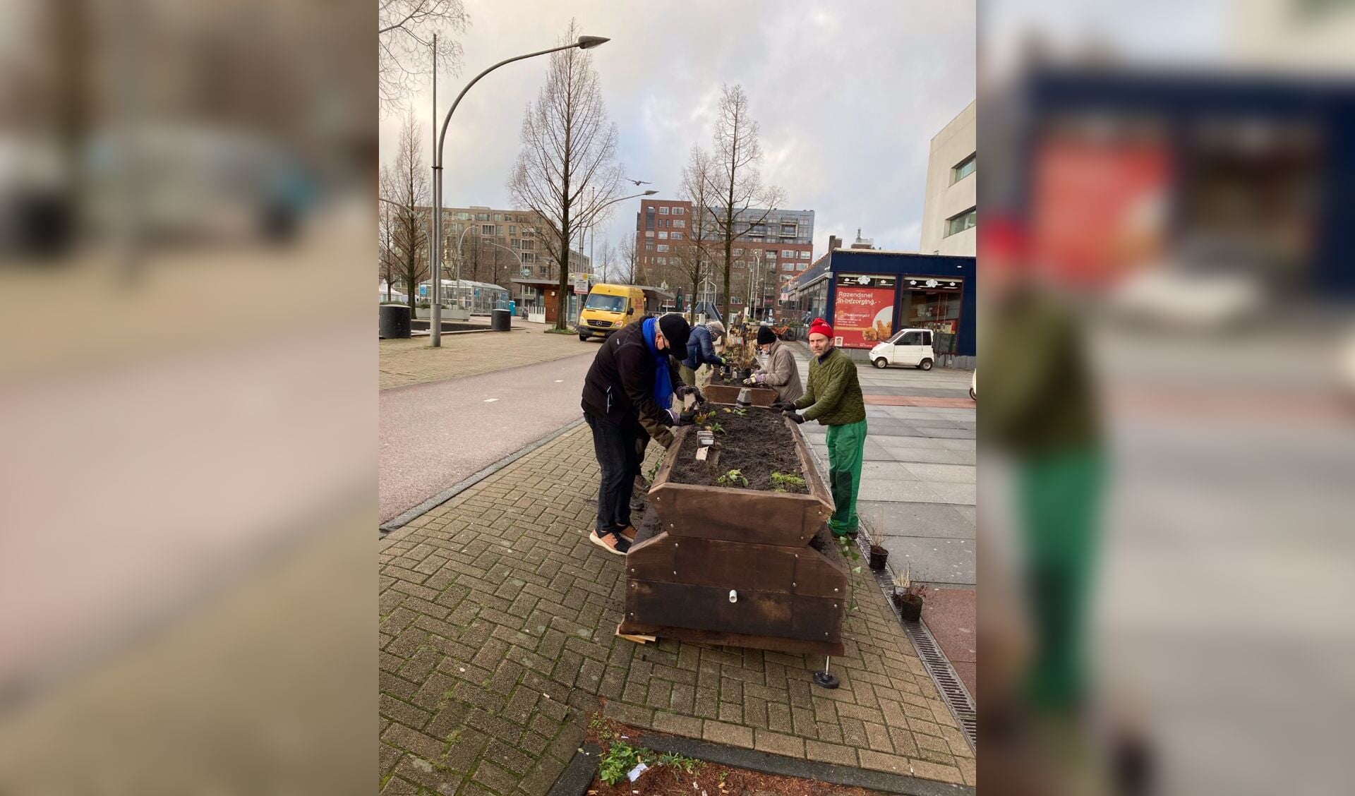 Bewoners van het complex aan de Jan de Jonghkade onderhouden de plantenbakken zelf.