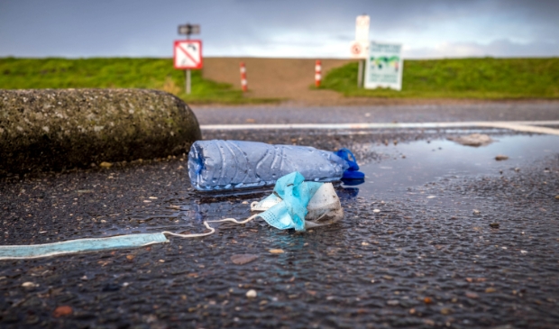 <p>Op de parkeerplaats bij Zwaansmeer, een ontmoetingsplaats van de jeugd, is dit beeld te zien.</p>