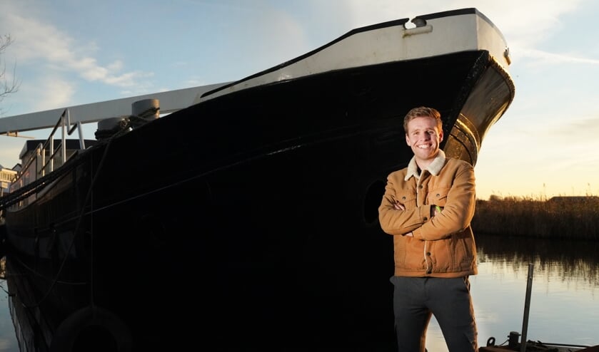 Marwin Talsma en zijn binnenvaartschip, de Grutsk. ,,Naast het schaatsen gaat elk vrij uurtje in het ombouwen van de boot tot woonschip.'' (Foto Timsimaging)