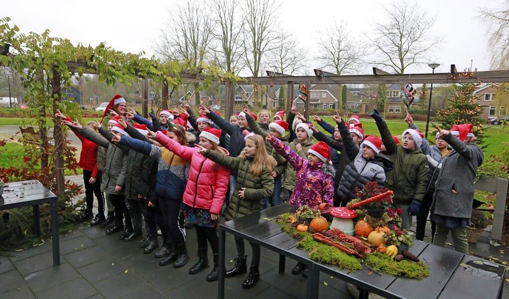De Sint Josephschool zingt - op veilige afstand - kerstliedjes voor de bewoners van Hugo-Waard.