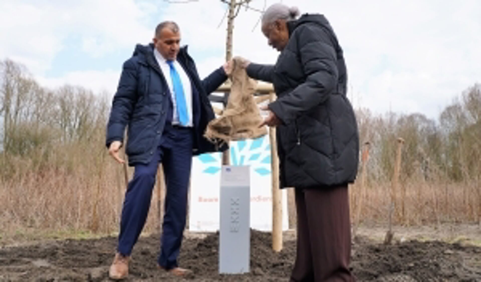 Boomplantdag 2017 met de toenmalige stadsdeelvoorzitter Achmed Baâdoud en winnares van dat jaar Sylvia van Eer.