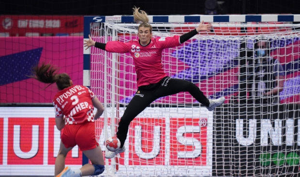 <p>Tess Wester in actie in het doel van Oranje.</p>