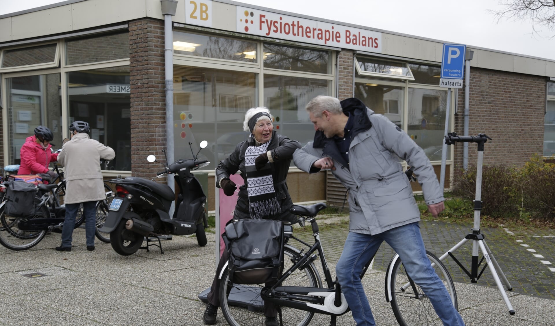 Joke is blij met de fietscheck van René van The Cool Biking Company, ze kan weer veilig doortrappen!