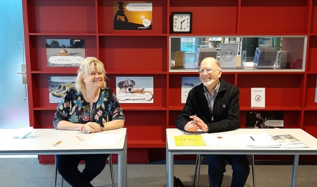 <p>Lenette Logtenberg, programmaregisseur Ontwikkeling & Ontplooiing Bibliotheek Kennemerwaard en Herman Grol, voorzitter SeniorWeb Heerhugowaard.</p>