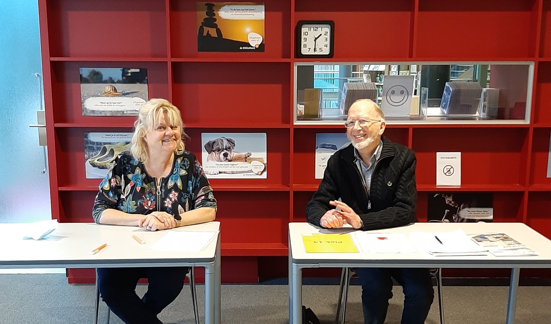 Lenette Logtenberg, programmaregisseur Ontwikkeling & Ontplooiing Bibliotheek Kennemerwaard en Herman Grol, voorzitter SeniorWeb Heerhugowaard.
