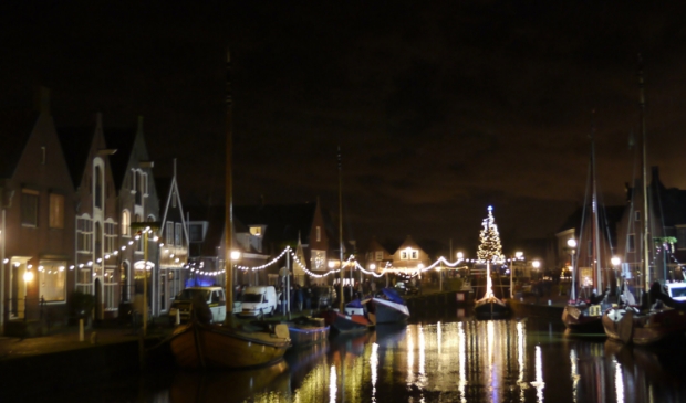 <p>De kerstboom staat weer aan de Middendam in Monnickendam. </p>