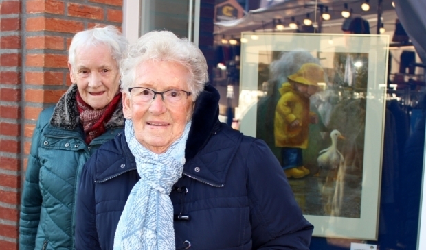 <p>Adrie Vuyk (re) en Corrie Vermeulen bij hun favoriete schilderij: 'Jongen en eend' van Annemiek Berkouwer. FOTO: Morvenna Goudkade</p>