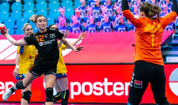 Bo van Wetering (nr.12) legt aan voor een van haar acht treffers tegen Roemenië.