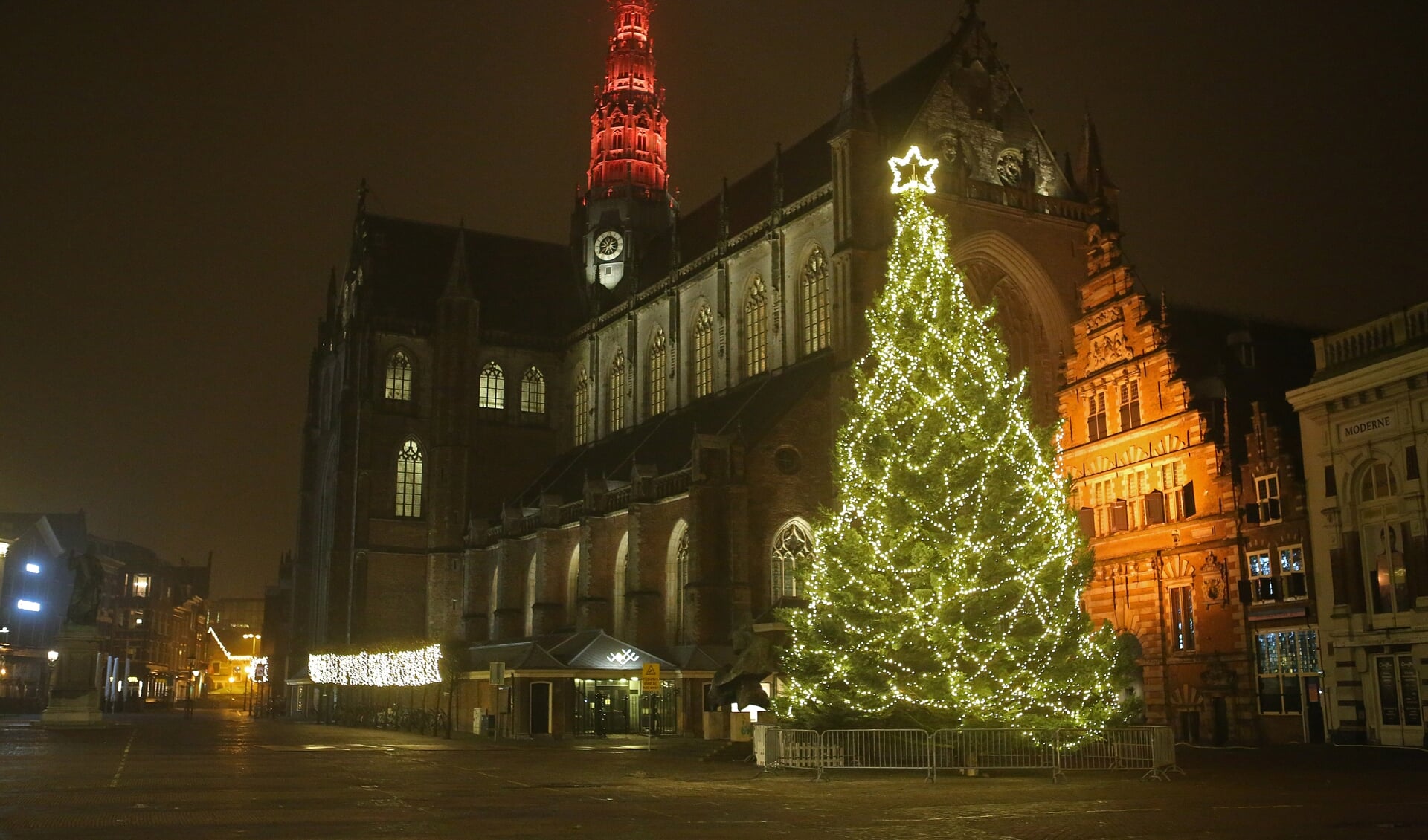 De kerstboom staat weer in vol ornaat op de Grote Markt!