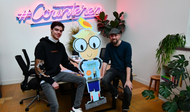 <p>Mats en Barry met een levensgrote Sjoerd, hoofdpersoon van hun nieuwe boek Sjoerd en de Stapelstad.</p>