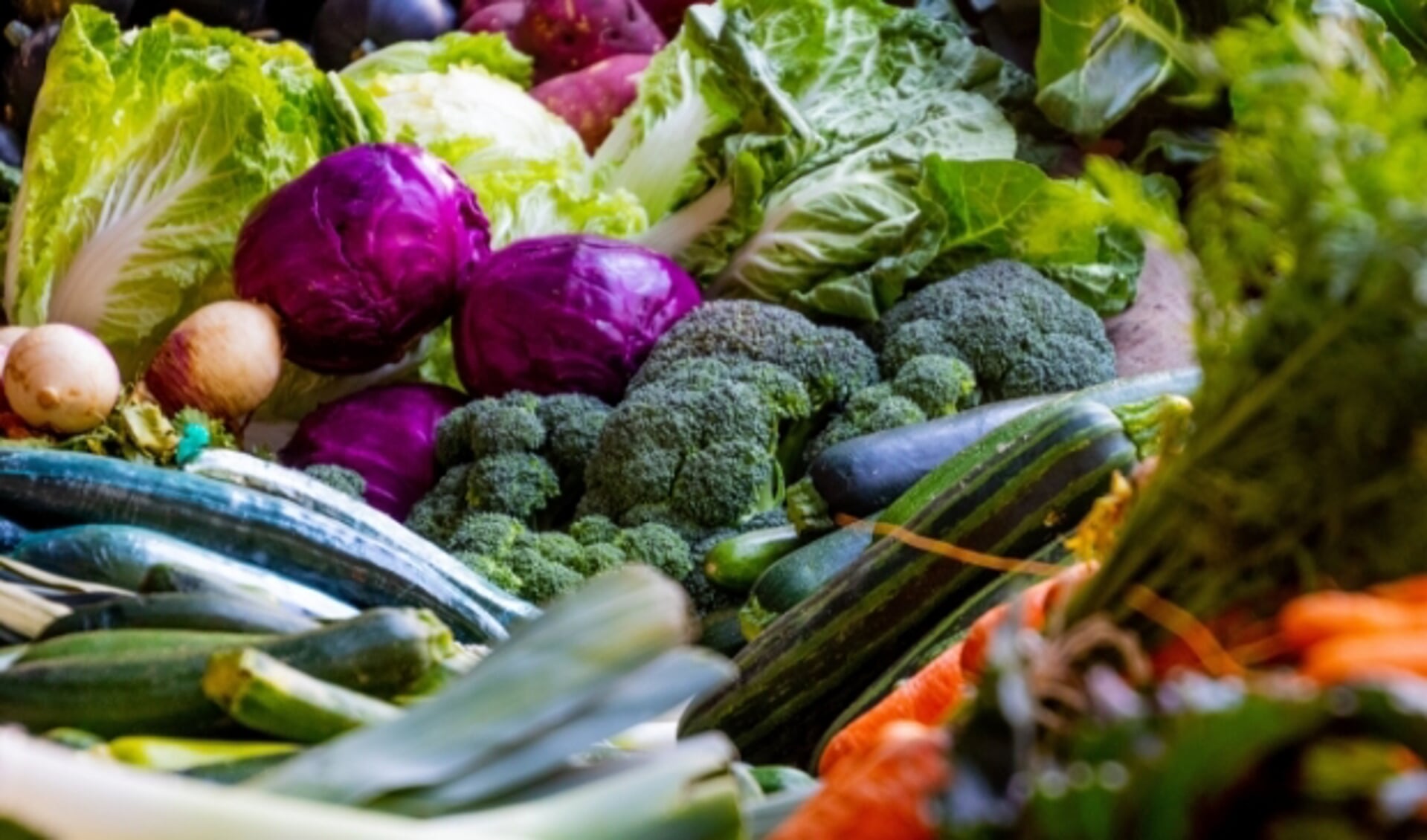 Veganisten smikkelen en smullen van groenten en fruit. Foto ter illustratie