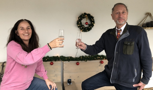 <p>Inge en Rob klinken op een - hopelijk - nieuw jaar vol wandelplezier.</p>