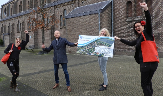 <p>Leden van vrouwengroep Esposa zijn blij met de cheque voor hun wensboom, die ze van Robèr Pater overhandigd kregen.</p>