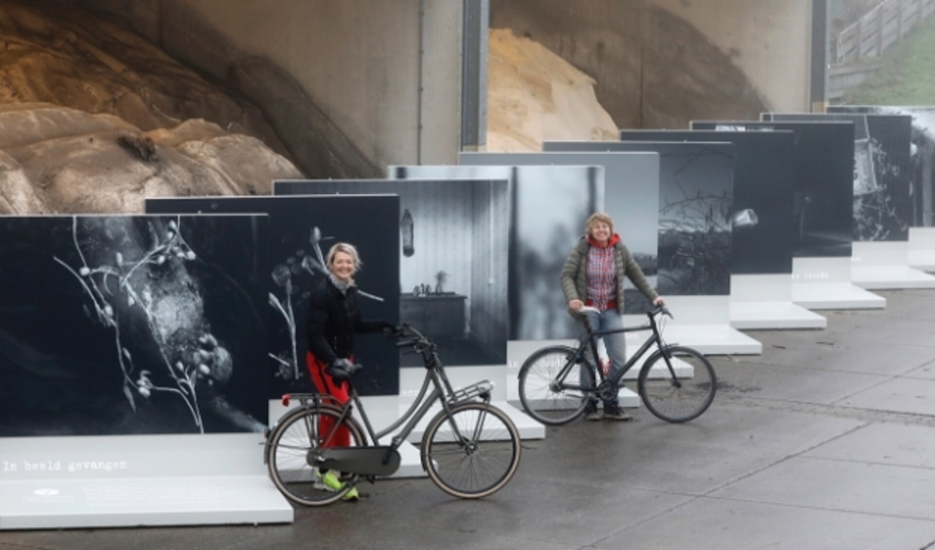  Erma Rotteveel en Kiek van der Poel bij de fotopanelen, vlak voordat deze geplaatst werden langs de route van de fietstocht ‘Veenmeermin waar ben je?’ Foto: aangeleverd