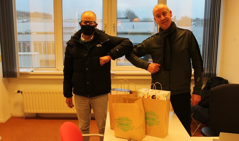 Ruud Molenaar (rechts), manager van de Corona teststraat aan de Kooimanweg in Purmerend was de eerste die voor de medewerkers enkele tasjes kreeg. Links Richard van Alphen, een van de Vrienden voor Purmerend.