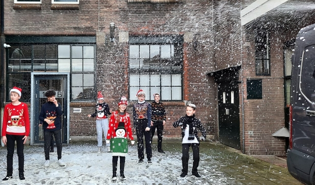 <p>Achter de schermen tijdens de opnames van de kerstclip. </p>